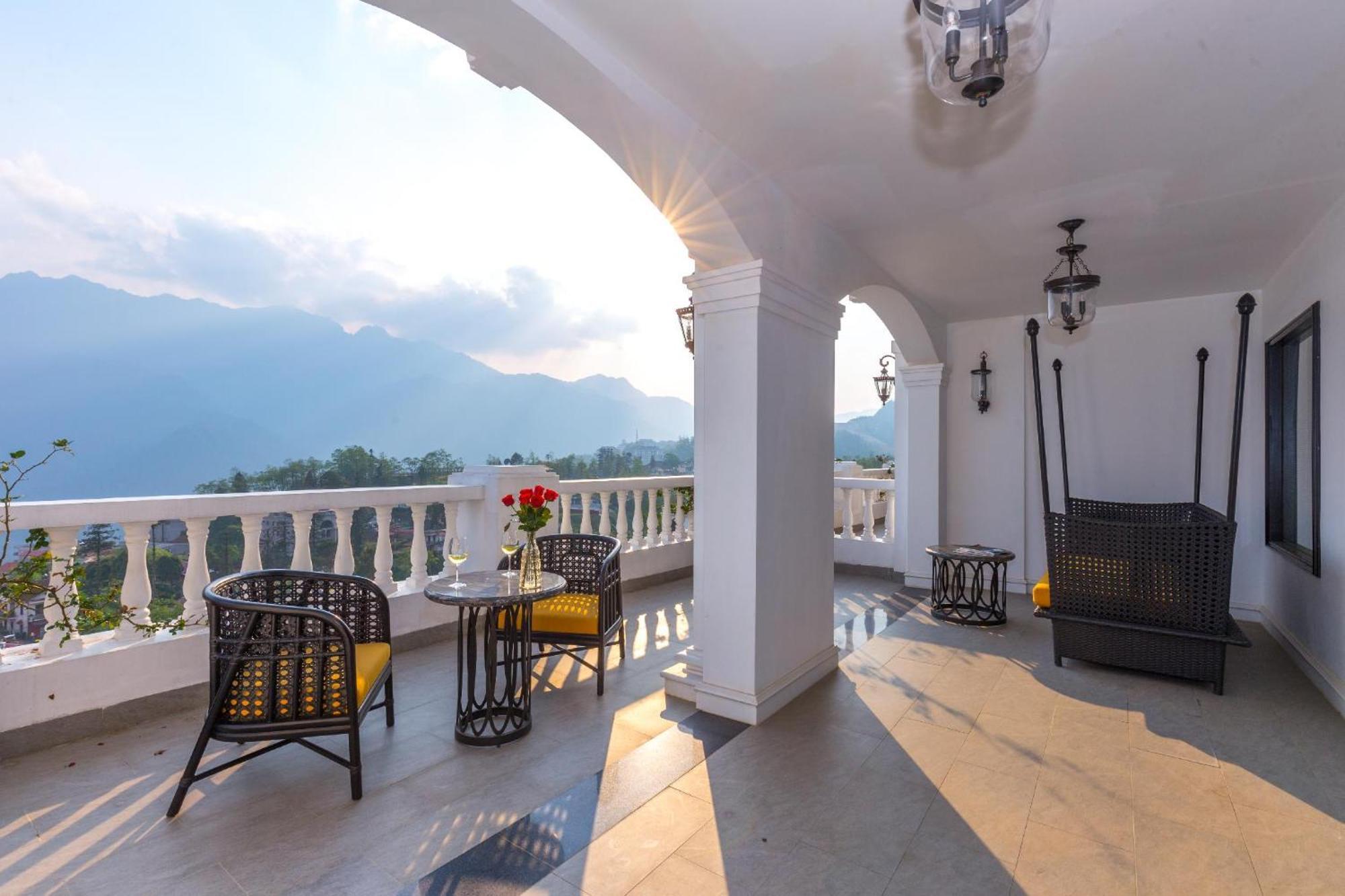 Silk Path Grand Sapa Resort & Spa Exterior foto The verandah of the hotel