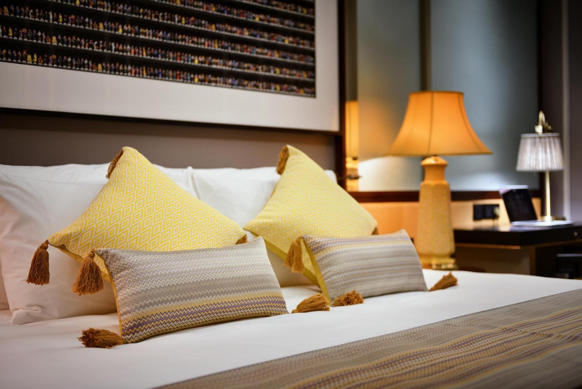 Silk Path Grand Sapa Resort & Spa Exterior foto A bed with cushions