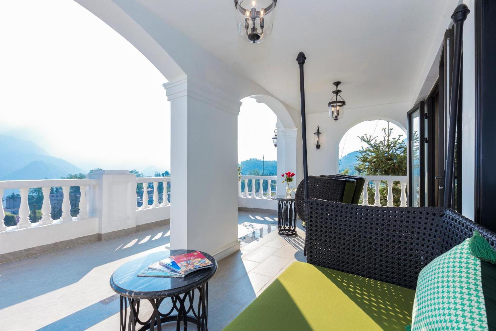 Silk Path Grand Sapa Resort & Spa Exterior foto The verandah of a suite at the hotel