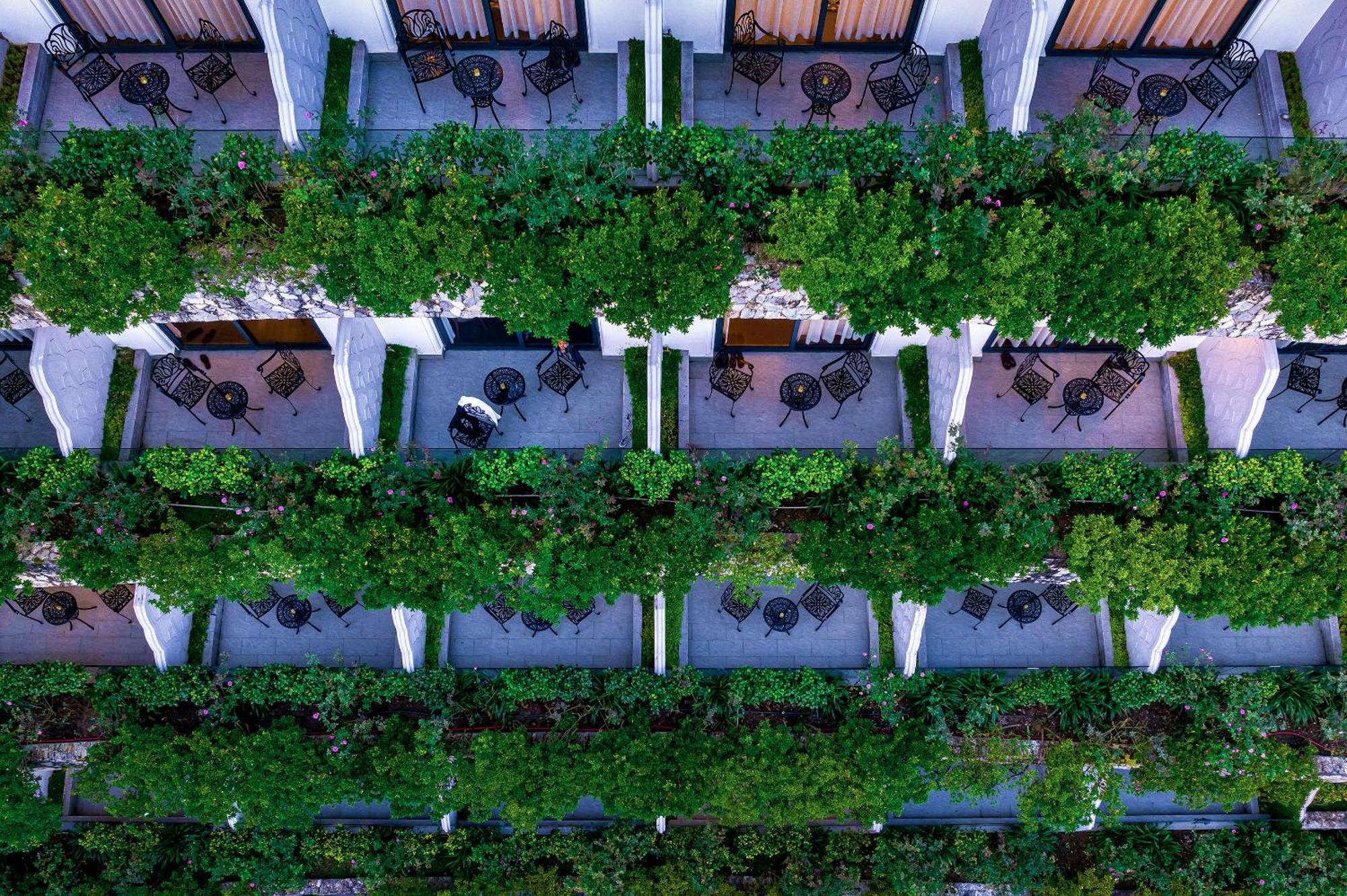 Silk Path Grand Sapa Resort & Spa Exterior foto The hotel's courtyard