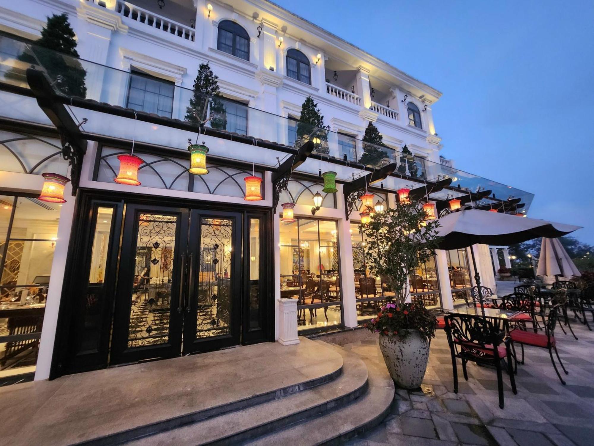 Silk Path Grand Sapa Resort & Spa Exterior foto The restaurant at the hotel