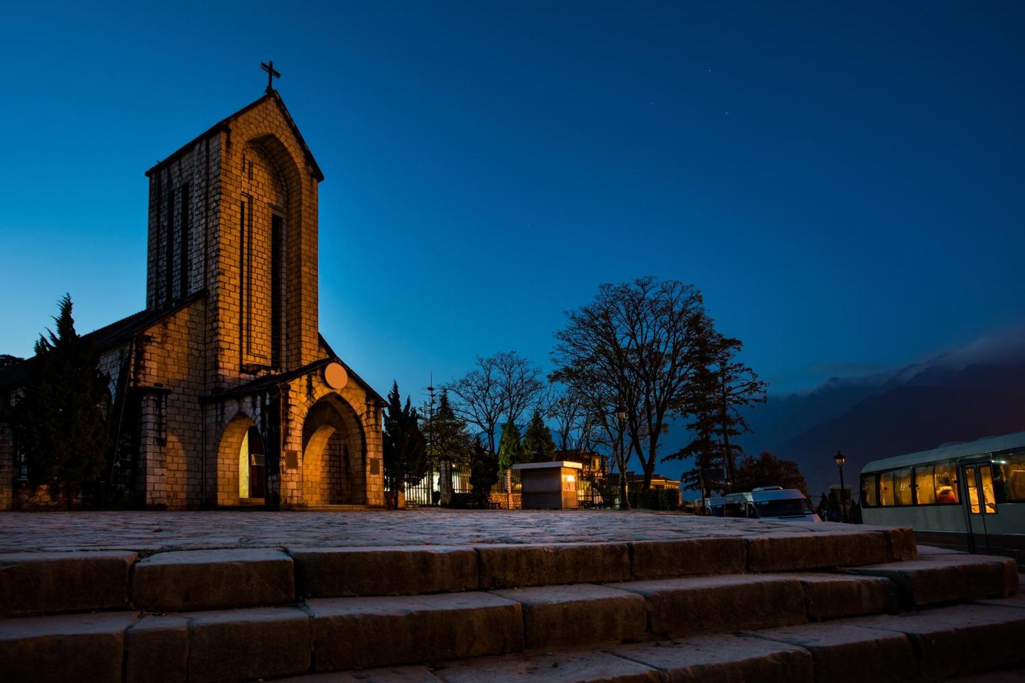 Silk Path Grand Sapa Resort & Spa Exterior foto The church in Montferrat