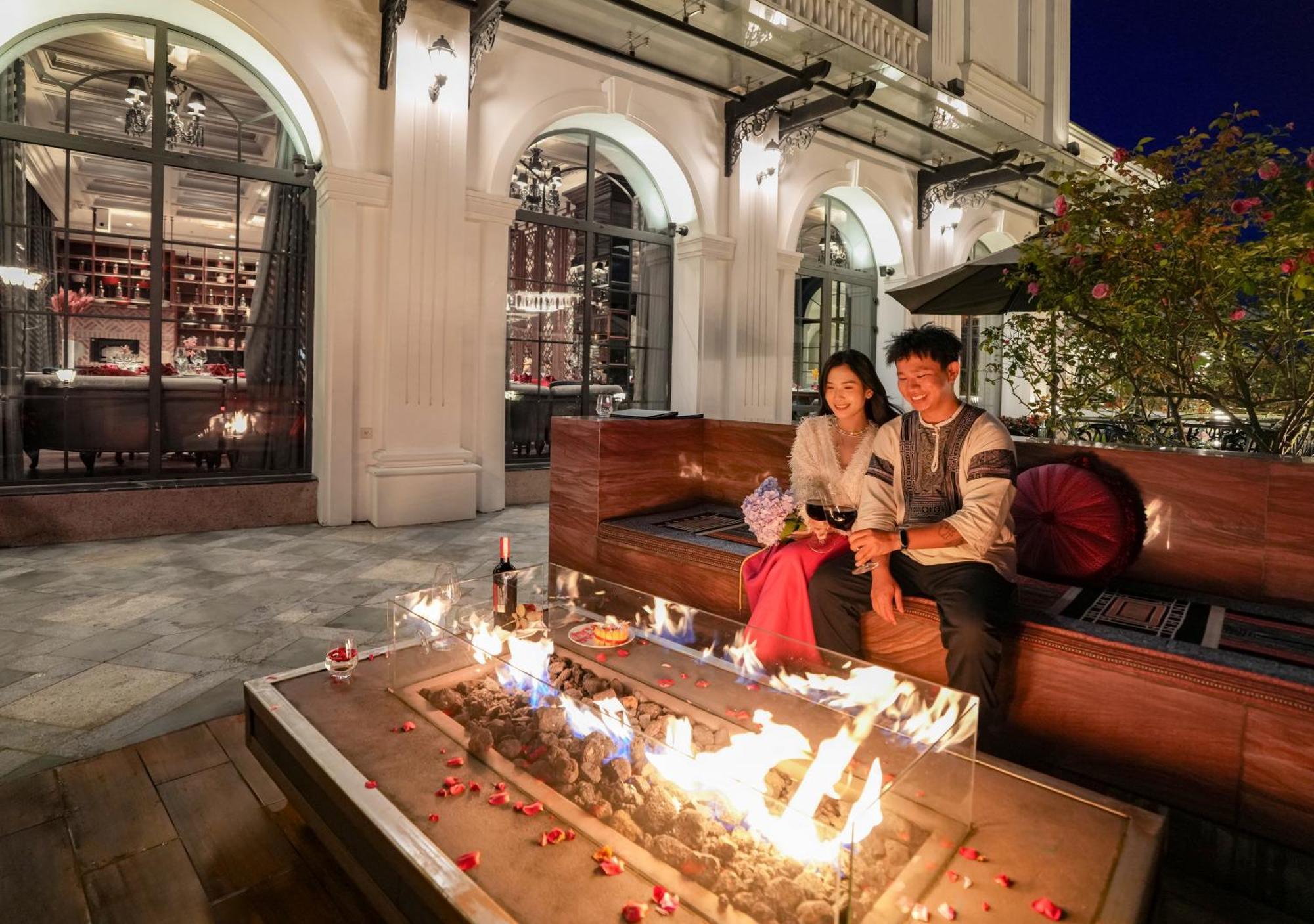 Silk Path Grand Sapa Resort & Spa Exterior foto The outdoor fireplace at the hotel
