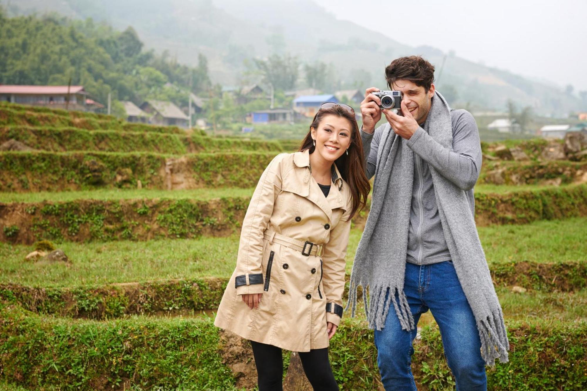 Silk Path Grand Sapa Resort & Spa Exterior foto A couple taking a photo together