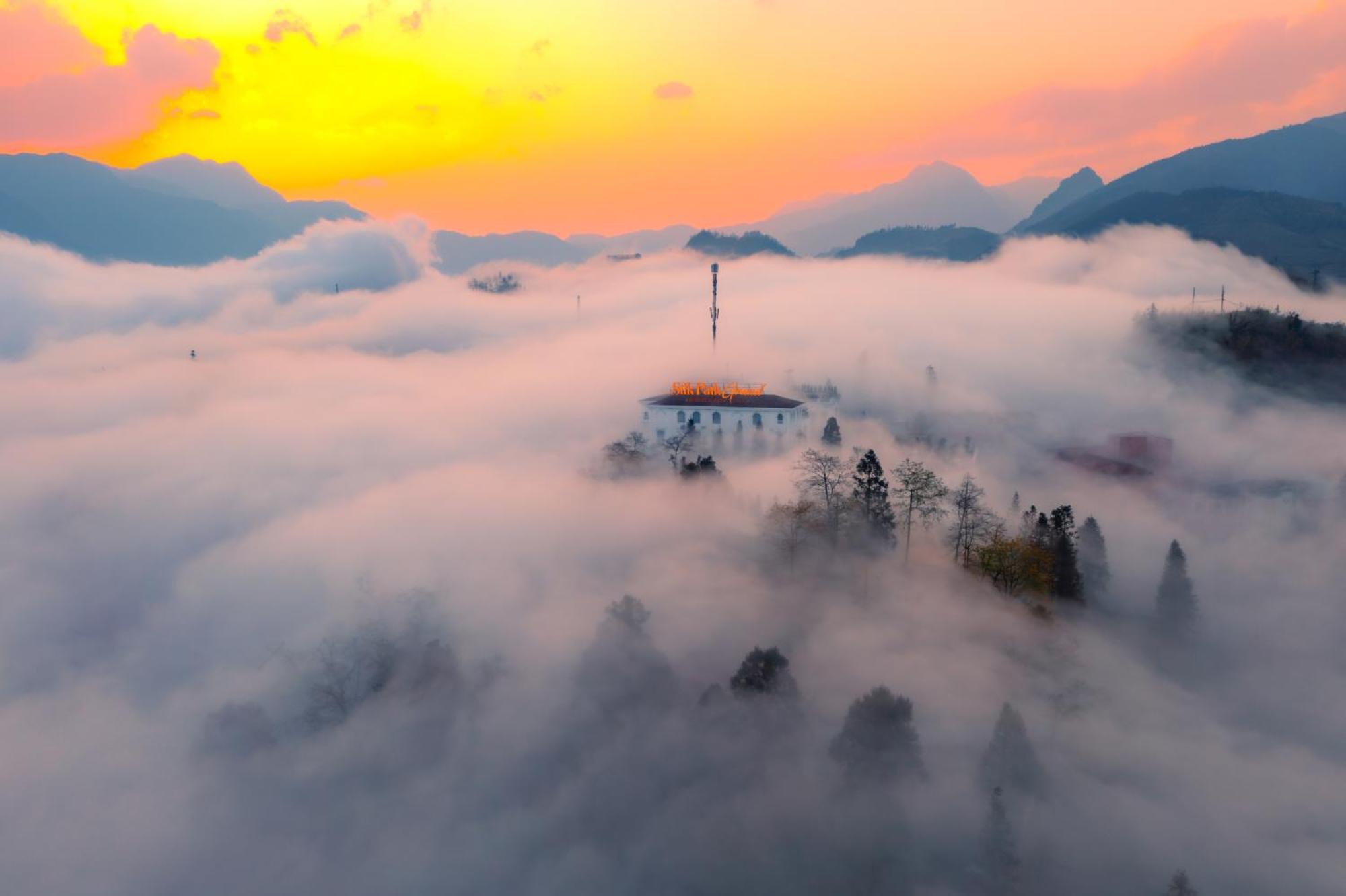 Silk Path Grand Sapa Resort & Spa Exterior foto The summit of the mountain